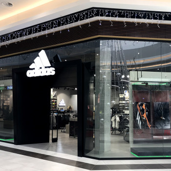 Ajaccio-Centre-commercial-Auchan-Atrium-Adidas