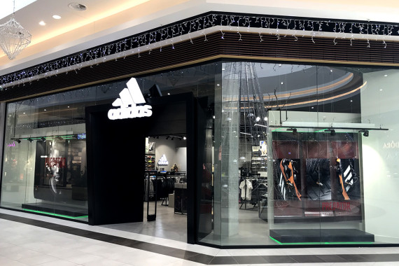 Ajaccio-Centre-commercial-Auchan-Atrium-Adidas