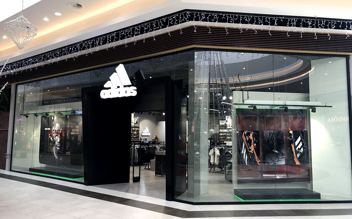 Ajaccio-Centre-commercial-Auchan-Atrium-Adidas